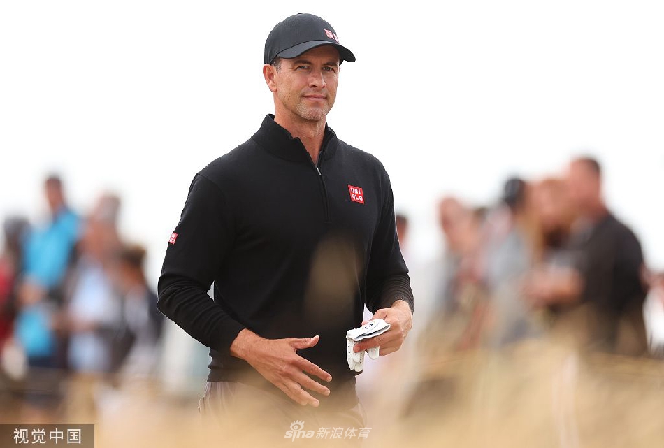 史密斯在第十八洞果岭上振臂高呼，身后古老的皇家古老高尔夫俱乐部会馆与沸腾的人群构成历史性背景