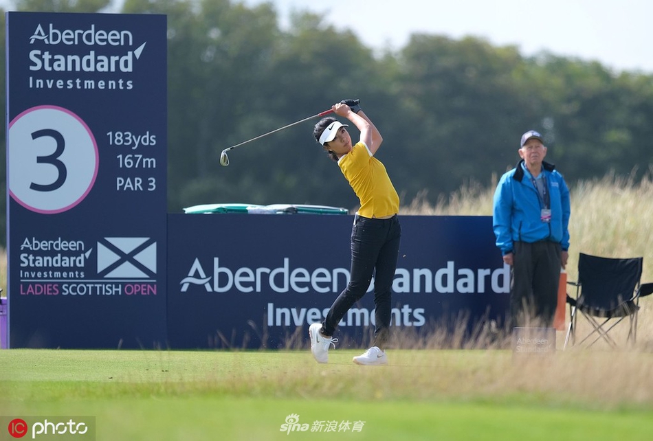 比赛间隙,何沐妮与球童交流下一杆策略,神情专注而认真,体现了职业球员的专业素养。