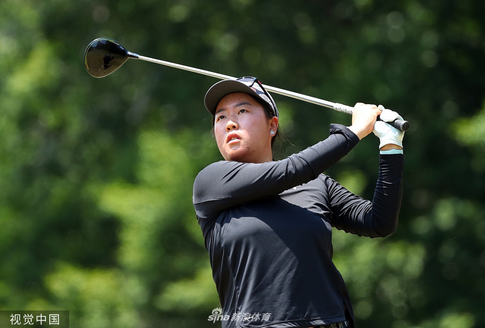 徐薇凌与赛事标志合影,身后是经典的球场会所,标志着她在LPGA历史上书写下了属于自己的新一页。