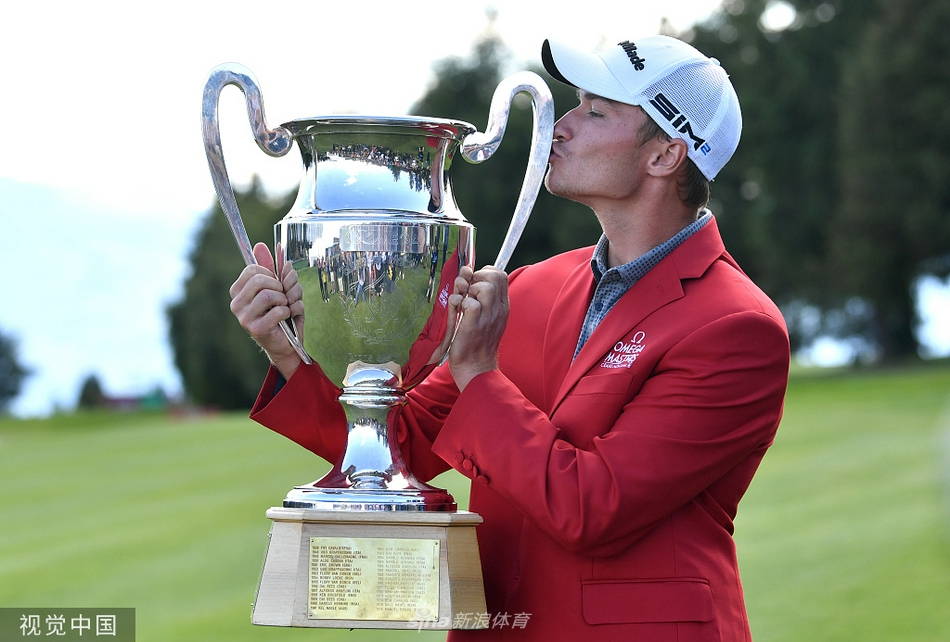 海格在果岭边仔细观察推杆线路,专注的神情透露出他对胜利的渴望。