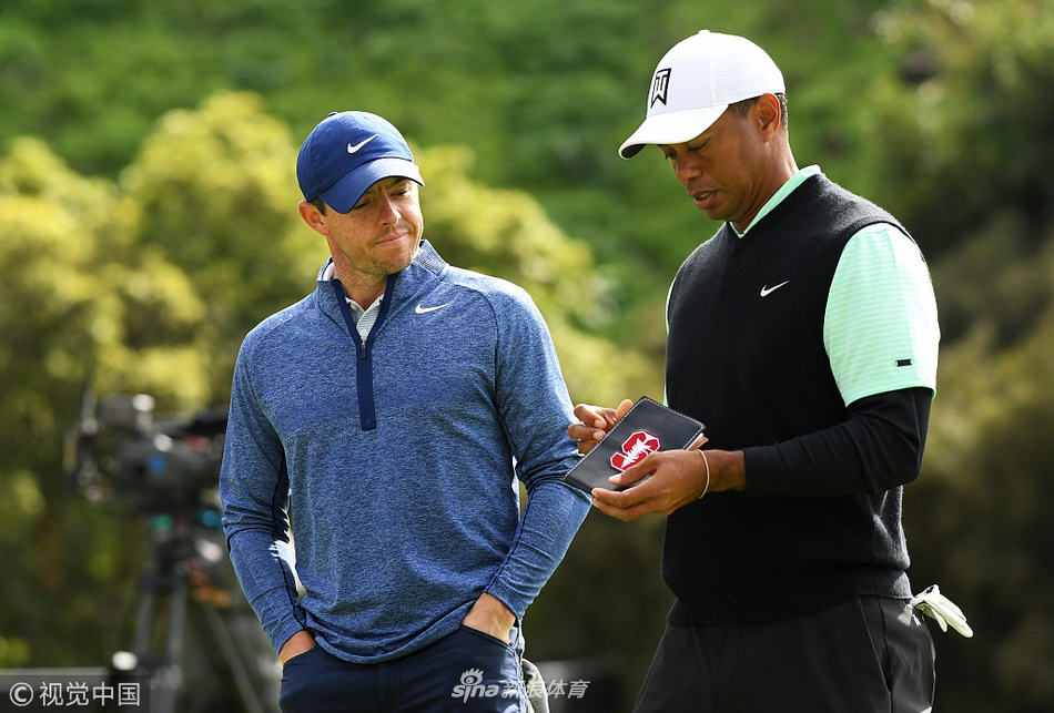 伍兹在沙坑中完成一次漂亮的救球,沙粒飞扬瞬间展现高超的短杆技术