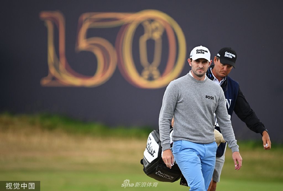 圣安德鲁斯老球场全景，夕阳余晖洒在金色球道与古老小镇上，美如画卷