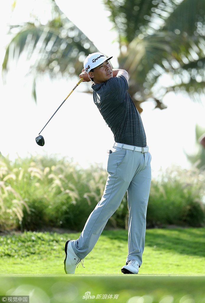 张新军挥杆瞬间全身力量完美爆发，球杆与身躯形成一道优美的弧线