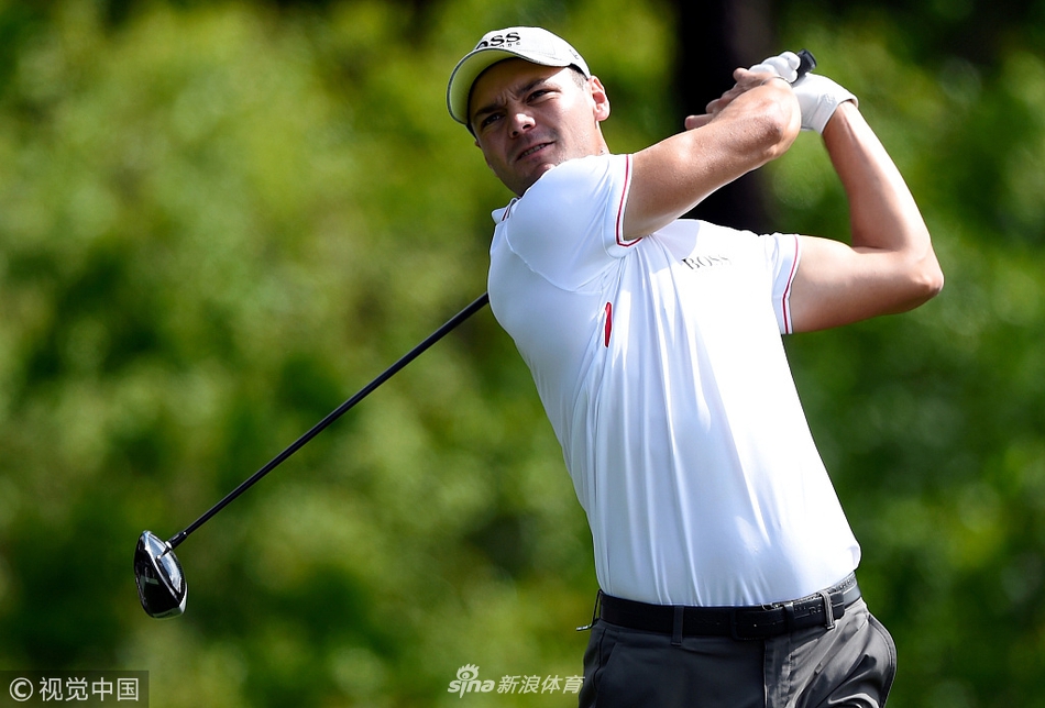 前美国公开赛冠军卢卡斯·格罗乌尔在比赛中推杆，他简洁的新推杆动作在首轮收获了奇效。