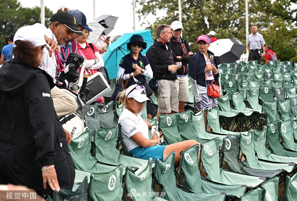赛事观众聚集在果岭周围,屏息凝神观看选手推击,现场气氛紧张而热烈
