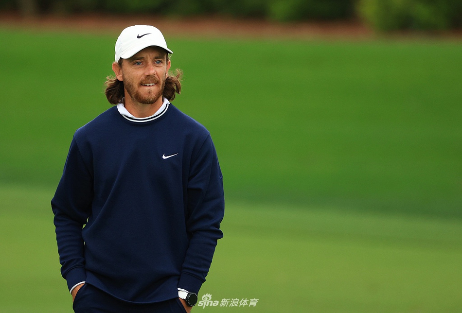 科里·康纳斯果岭边冷静观察推杆线路，寻求继续扩大领先优势的机会。