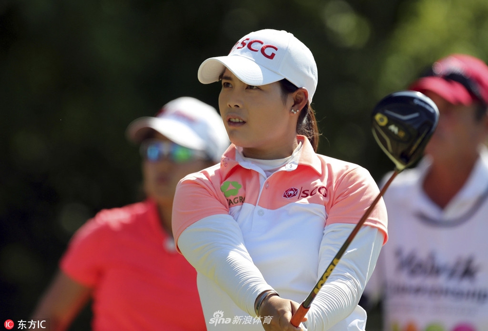 莫莉娅在球道上完美击球，挥杆动作流畅而充满力量感