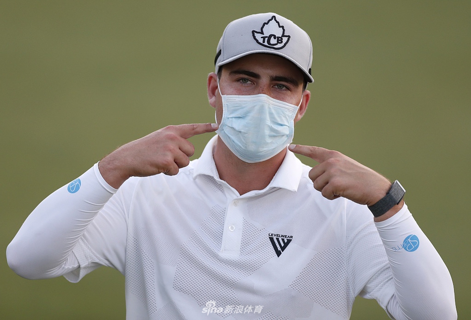 兰德公园高尔夫俱乐部火棘球场的全景，绿草如茵，风景如画，等待着球员们的挑战。