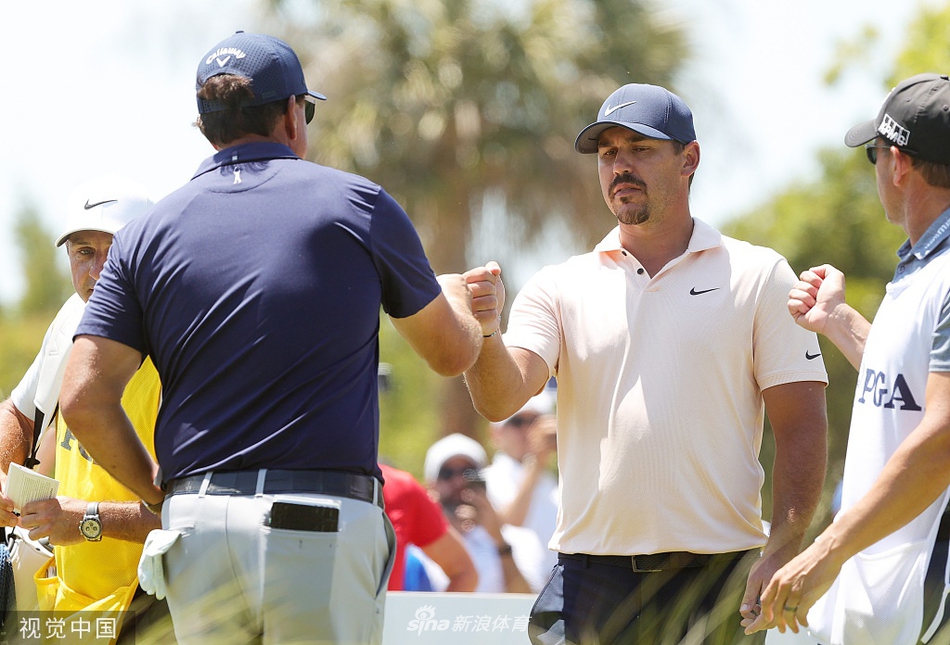 米克尔森与弟弟兼球童蒂姆拥抱庆祝,兄弟情深共享荣耀时刻