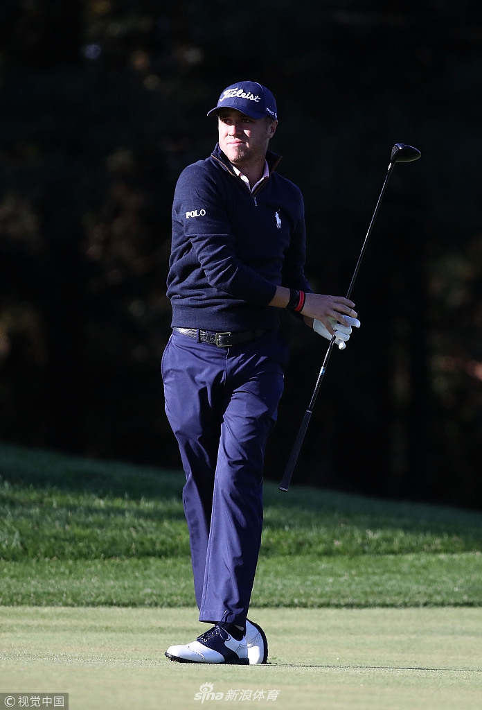 科普卡果岭推杆瞬间，眼神如鹰隼般锁定球洞，气场沉稳如山