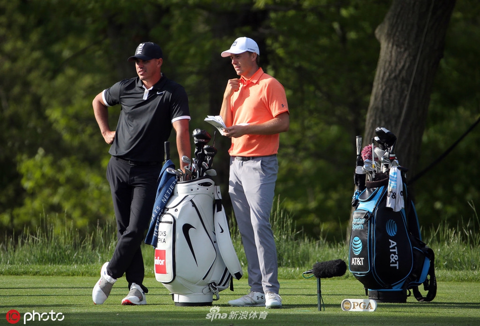 麦克罗伊大力开球，白色小球划破长空，展现非凡力量