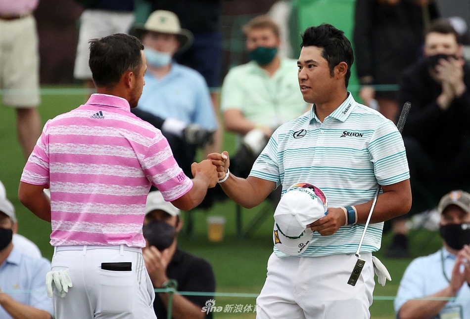 松山英树与他的球童早藤将太并肩走过萨拉岑桥，两人神情专注地望向远方果岭，步伐坚定，象征着在挑战中相互信任、携手前行。