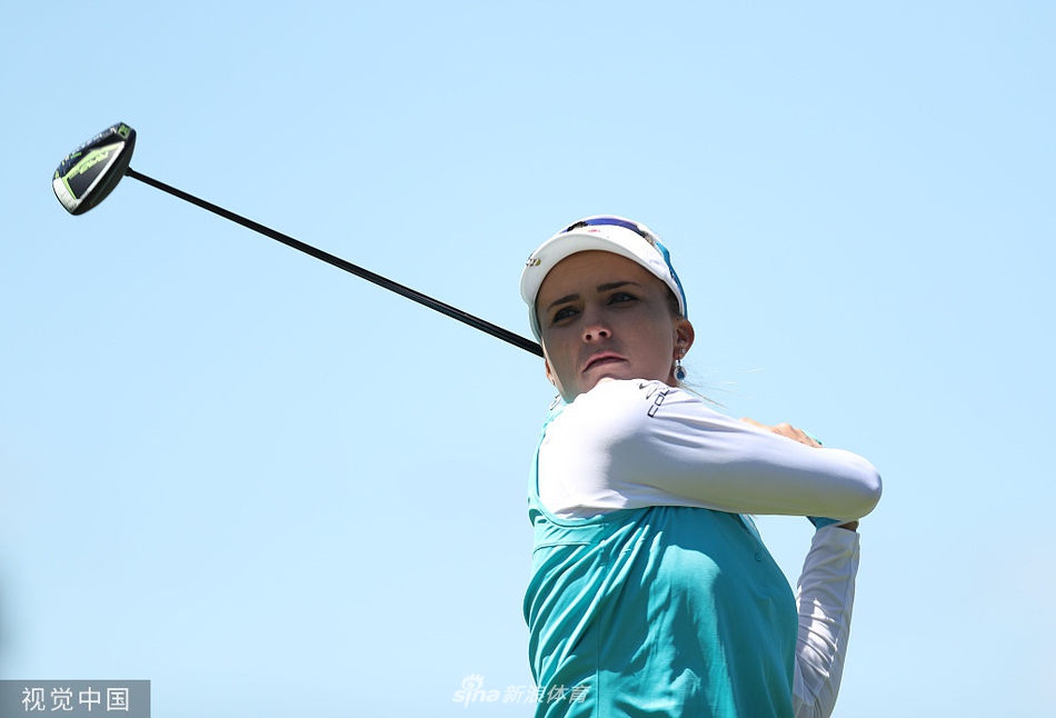 美籍韩裔球星姜孝林全神贯注准备推杆，她在本次比赛中志在冲击佳绩。