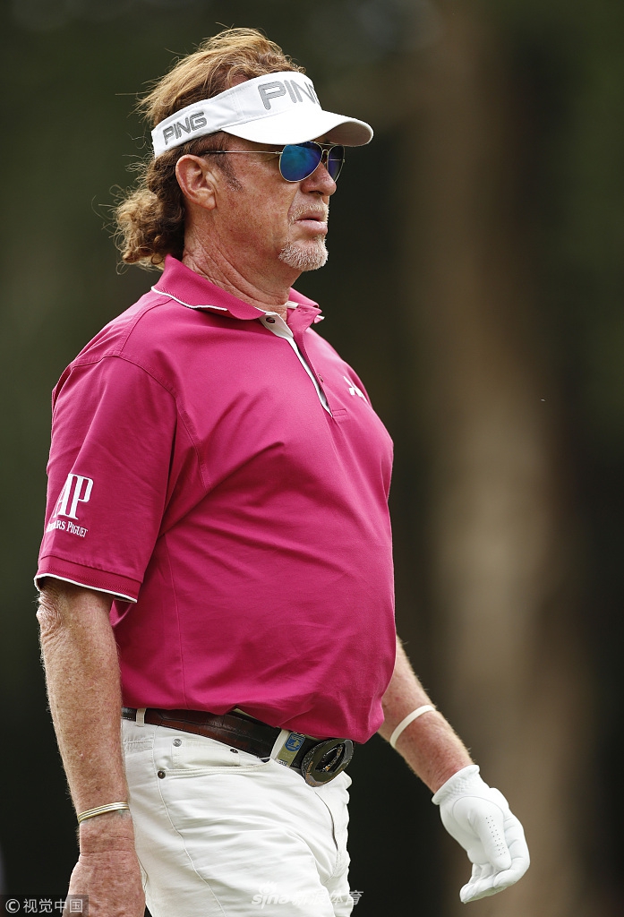 英国名将莫里纳利在夕阳余晖中完成推击，果岭上留下修长的身影