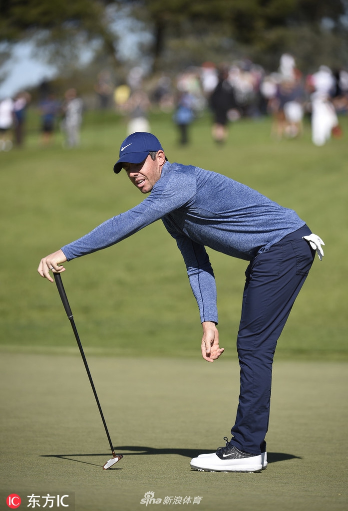 美国大师赛冠军绿夹克特写，象征至高荣耀的绿色在灯光下熠熠生辉