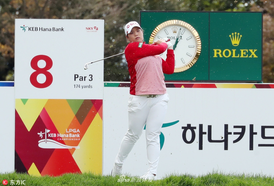 泰国名将阿瑞雅在球场中凝神思考下一杆策略，展现出顶尖球手的专注力。