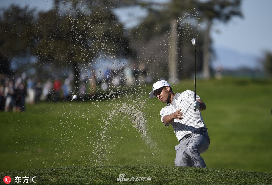 夕阳映照下的奥古斯塔国家高尔夫俱乐部会所，笼罩在金色光辉中
