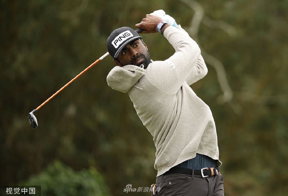 赛思·斯瑞加拉在比赛中凝神观察球路,展现新生代球员的专注与潜力