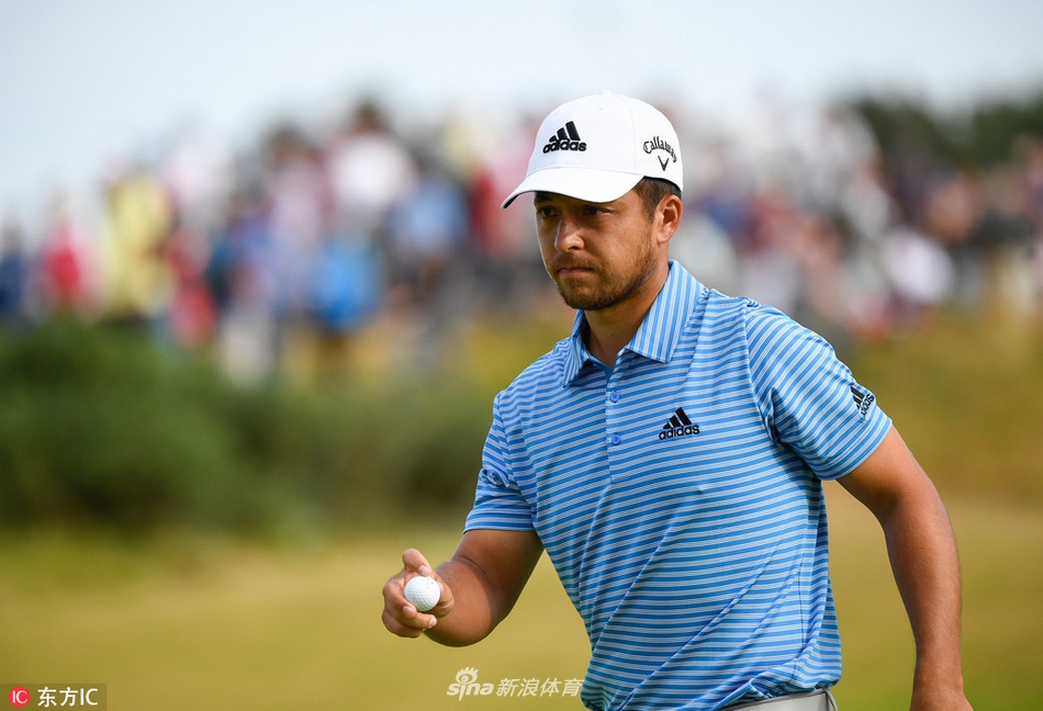 扎克·约翰逊在沙坑中救球，沙砾飞溅，精准的击球展现出大满贯冠军的扎实短杆功底。