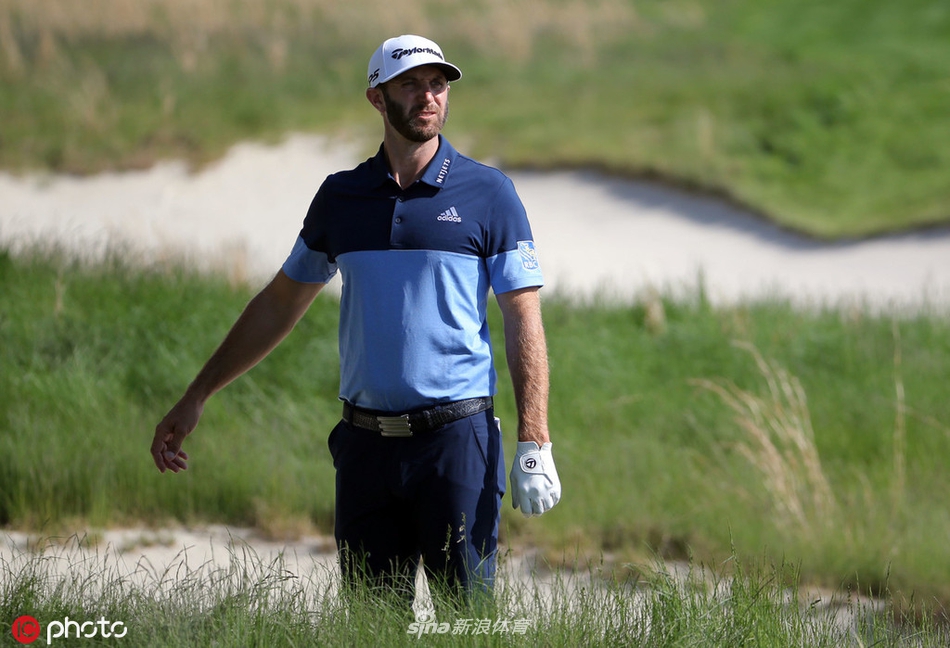 亚当·斯科特深陷沙坑困境，正凝神准备一记高难度救球