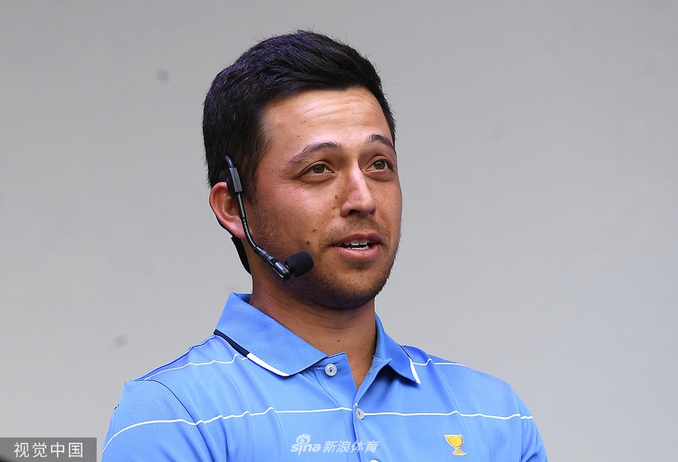 国际队核心亚当·斯科特身着队服露出迷人微笑,这位前大师赛冠军的优雅风度与强大实力,是国际队最令人信赖的稳定器。