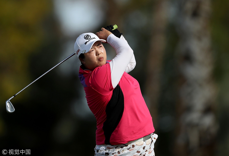 朴城炫在全日空锦标赛第二轮比赛中，神情专注地观察果岭推杆线路。