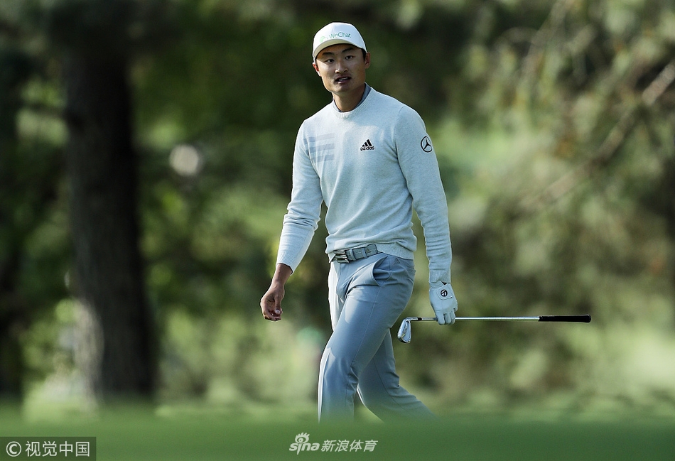 李昊桐站在球道中央，手搭凉棚仔细观察果岭起伏，微风拂过，他正在脑海中精确计算下一杆的落点与弹跳。