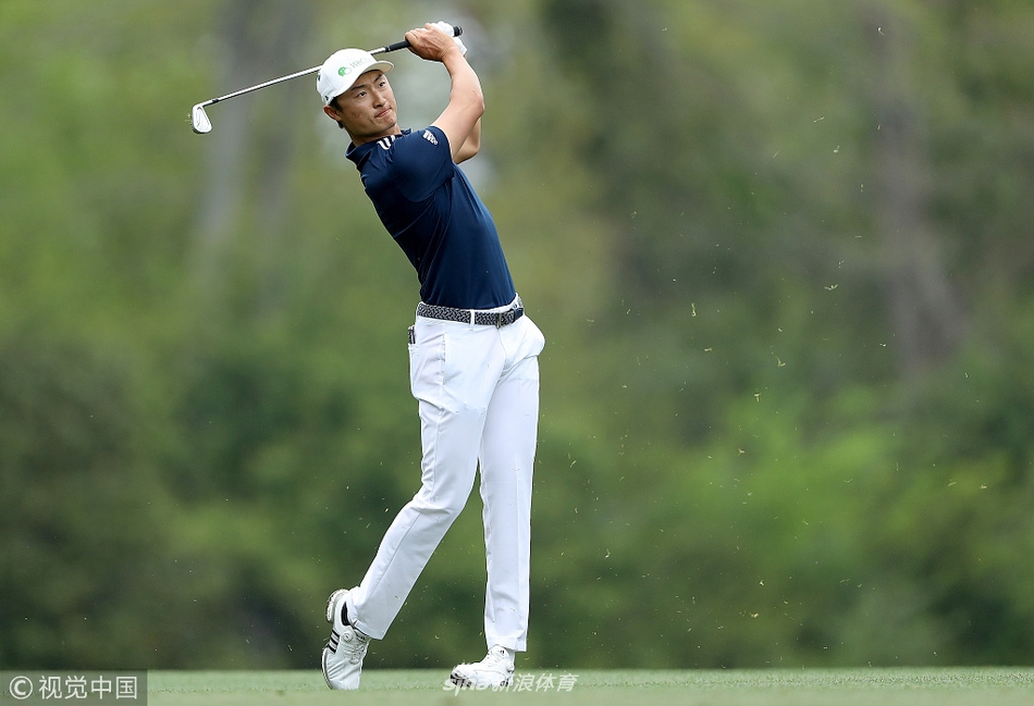 小球在空中划出优美弧线后，李昊桐手搭凉棚，凝神远眺果岭方向，仔细评估着小球的飞行落点与赛场形势。