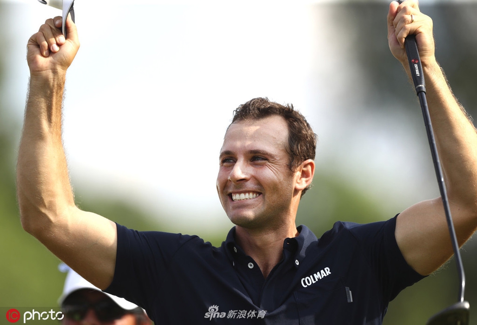 颁奖典礼全景,帕万站在领奖台中央高举奖杯,两侧是亚军菲茨帕特里克与其他嘉宾,彩带漫天飞舞