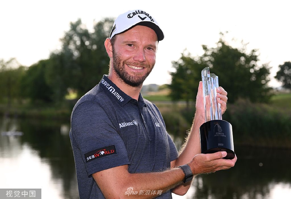 加文·格林在球道中凝视远方落点，目光如炬，微风拂过他的衣衫，画面充满了竞技的专注与宁静