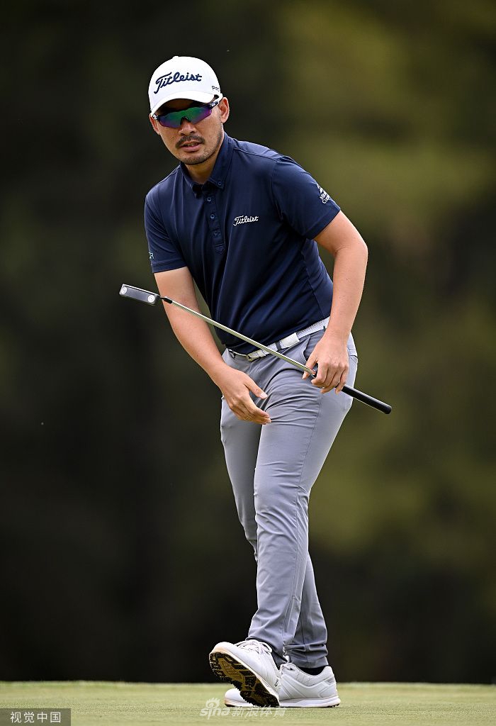 卡皮罗在果岭上俯身仔细观察推杆线路，专注的神情透露出对胜利的极致渴望。