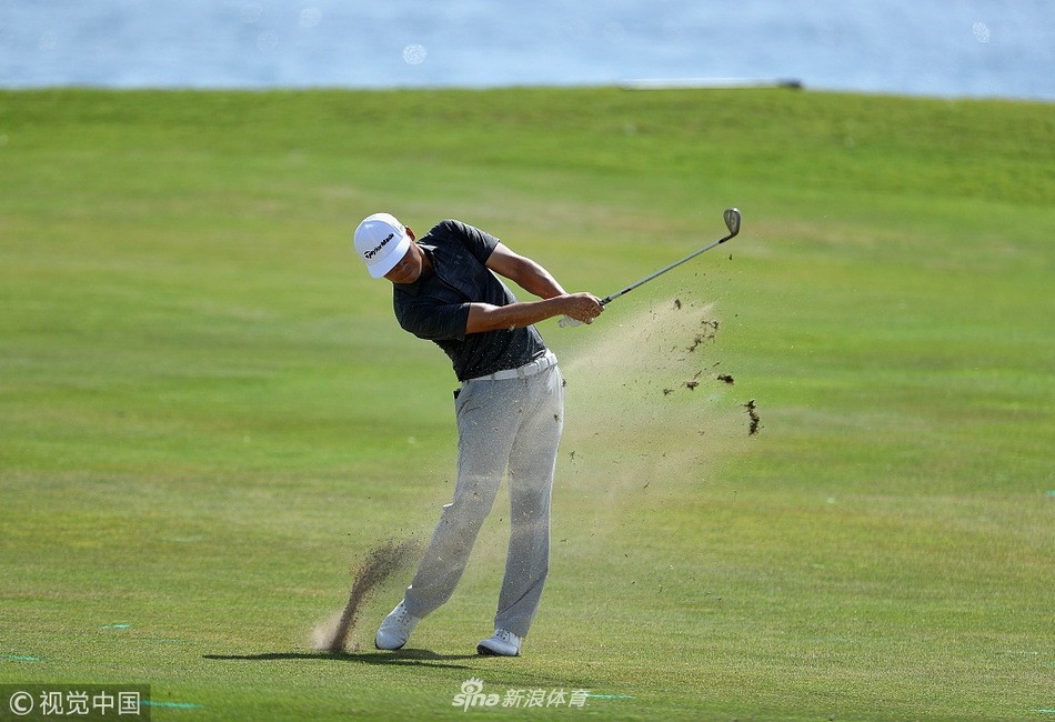 张新军开球后自信目送小白球飞向远方，姿态从容充满大将风范