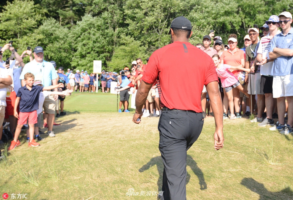 决赛轮结束后，伍兹走向记分处，红色身影在绿色球场上留下一个时代的背影。