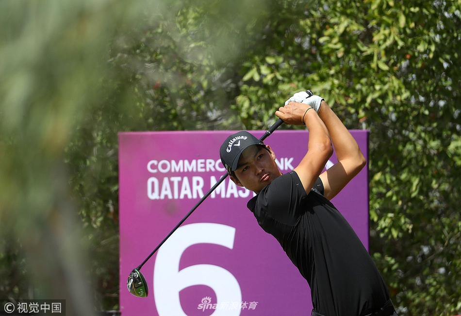 南非球员贾斯汀·哈丁在球道上观察果岭形势，沙漠阳光下的身影显得专注而坚定。