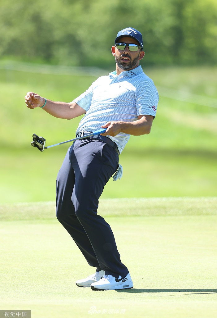 劳里·坎特在观众的注视下潇洒完成一记精准切杆