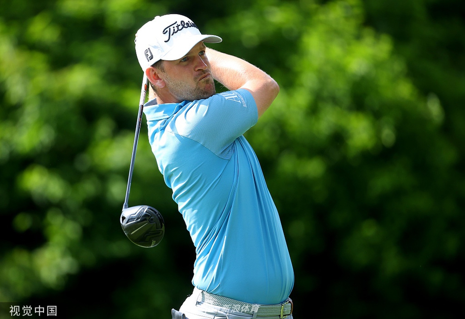 颁奖典礼上彩飘漫天飞舞,霍夫兰高举奖杯被众人环绕,金色夕阳为冠军时刻披上荣光