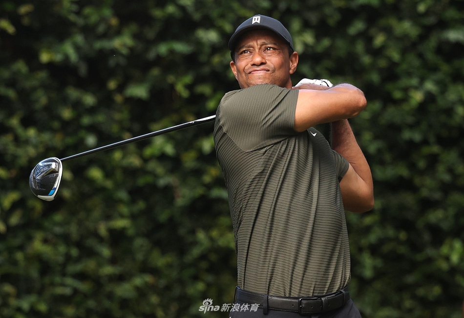 夕阳余晖洒在奥古斯塔球道上，伍兹在金色的光影中从容行走，构成一幅动人心魄的竞技画卷