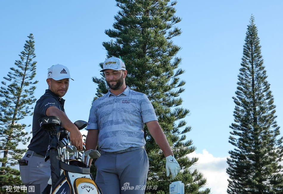 乔丹·斯皮思跪在果岭上，专注地为队友观察微妙的地形起伏