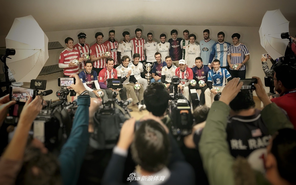 夕阳西下，拉姆结束练习独自走在球道上，身影被暖金色的余晖笼罩，显得宁静而充满力量，仿佛在积蓄大赛前的所有能量。