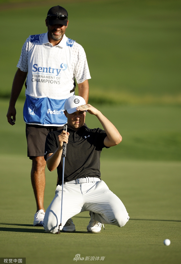 从高空俯瞰种植园球场，翠绿的球道与蔚蓝的太平洋形成壮丽对比