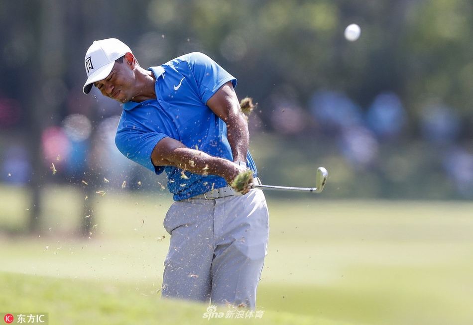 老虎伍兹向观众挥手致意，笑容中透露出对支持的感谢