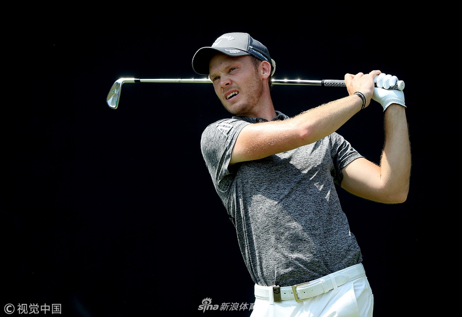 观众聚集在风景如画的加尔达湖畔球场，屏息凝神观看球员的每一次击球，构成了高尔夫赛事中独特而迷人的风景线。