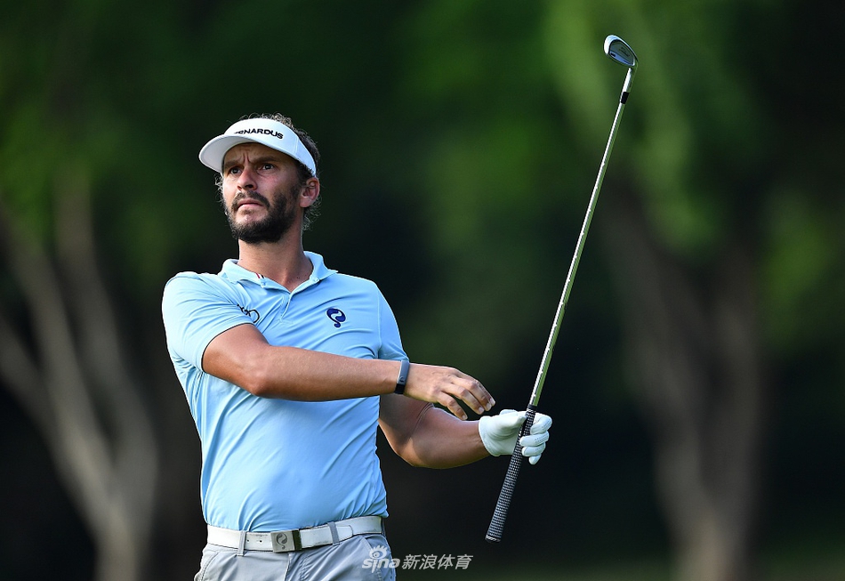 亚历山大-列维在树林中精准救球，展现了出色的球场控制与应变能力。