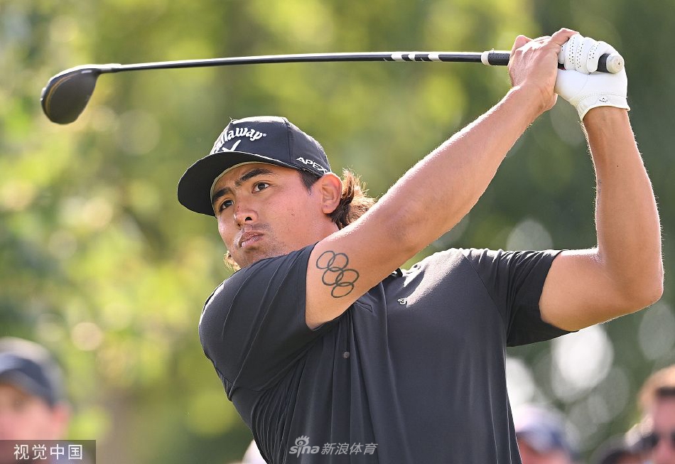 决赛轮开球前，球员与球童在晨曦笼罩的第一洞发球台做最后准备，宁静中弥漫着大战将至的紧张氛围