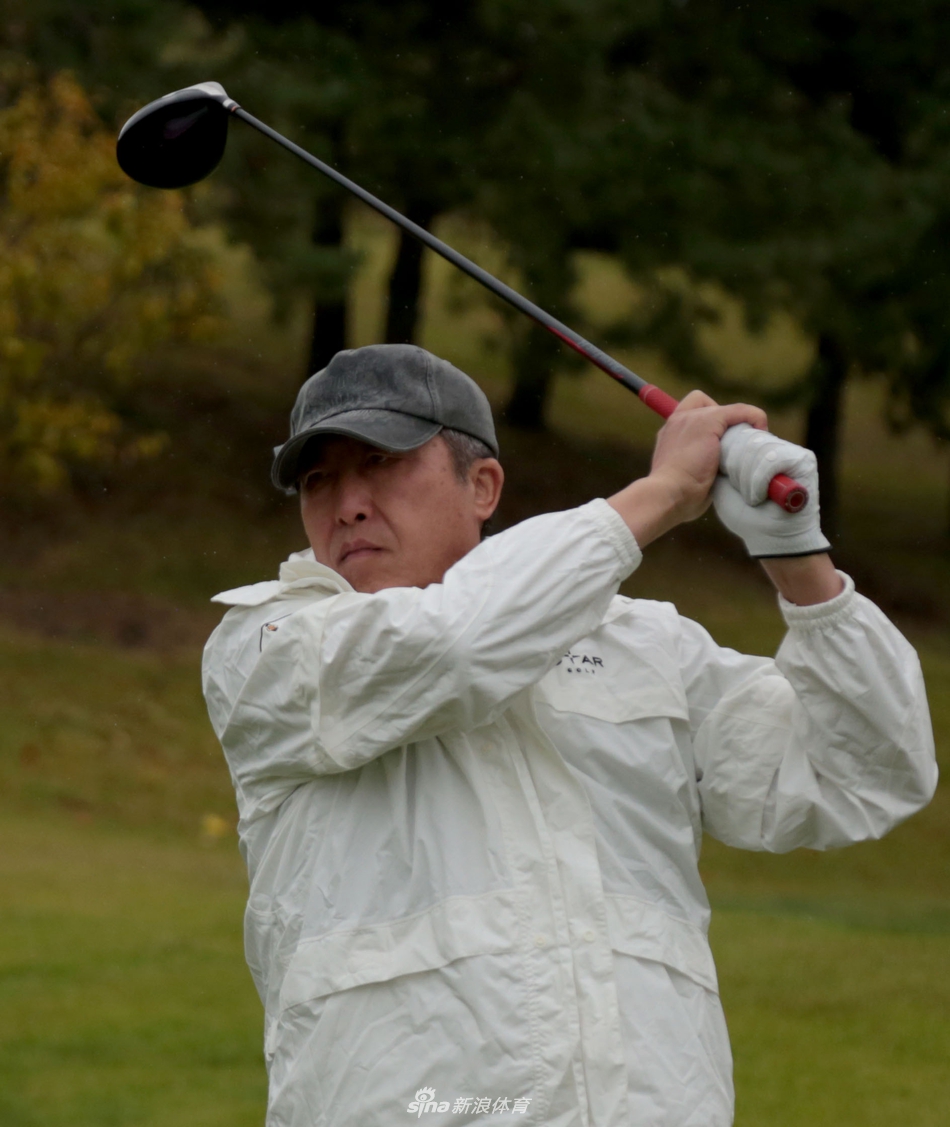 特写镜头捕捉到球员挥杆击球后自信优雅的收杆动作，风度翩翩。