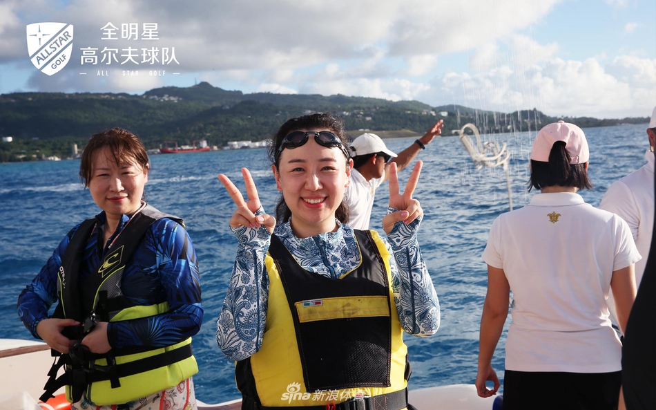 塞班岛黄昏时分,粉紫色晚霞染遍天空与海面,游艇剪影勾勒出梦幻景致