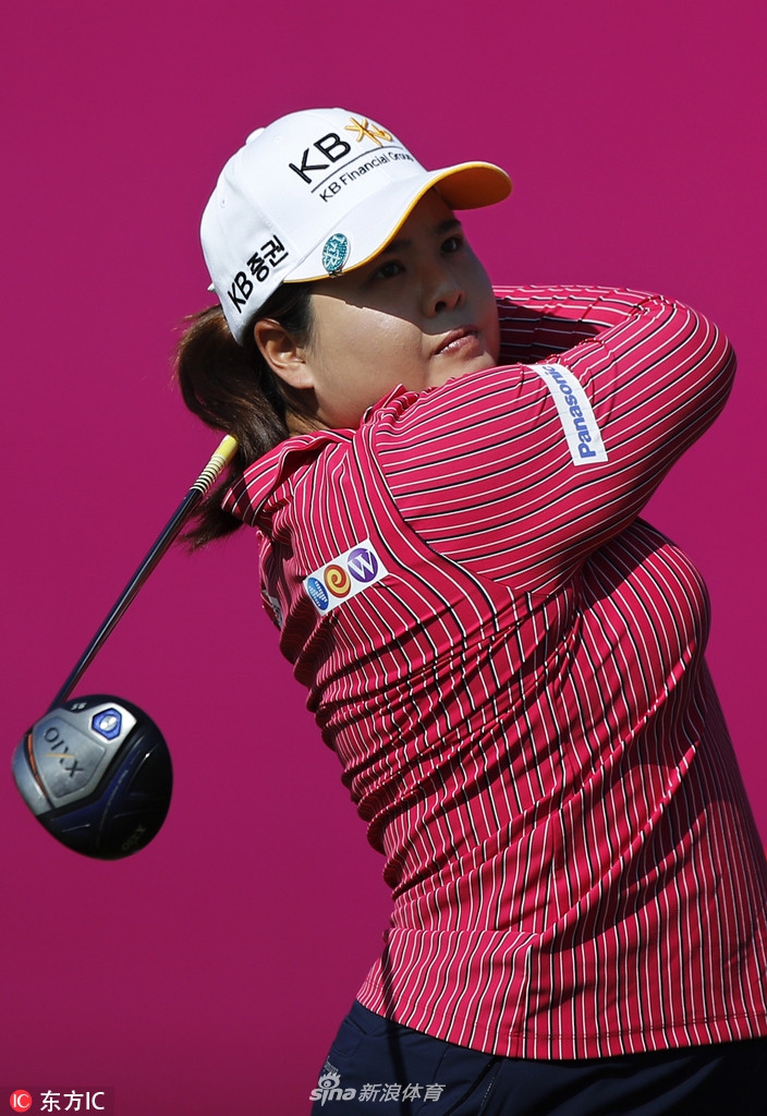 畑冈奈纱在发球台自信开球，身体挥杆的弧线与远山轮廓呼应