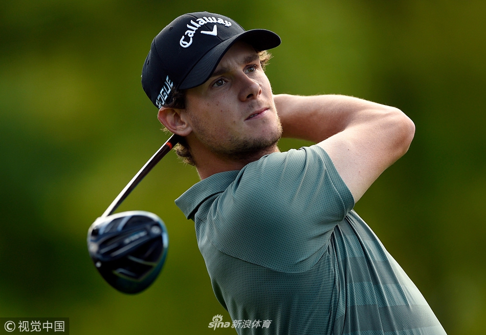 观众聚集在休斯敦公开赛的果岭周围，密切关注着球员推杆，现场气氛紧张而专注。