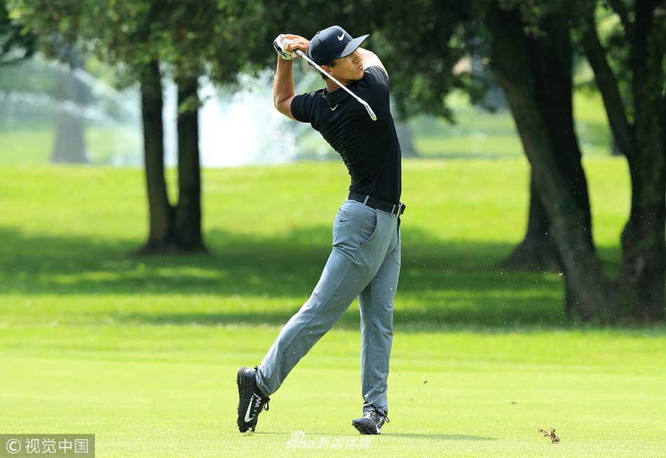 德国名将马丁·凯梅尔在第三轮长草中谨慎处理一记困难球位，他神情专注，力求在移动日减少失误，保持在争冠行列。