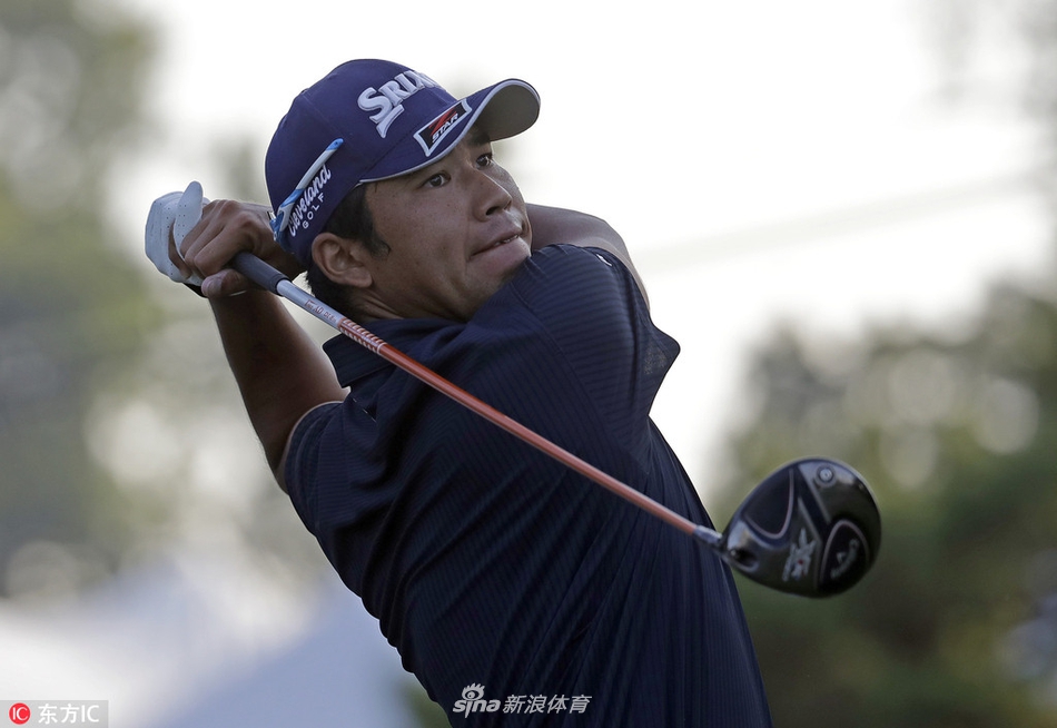 卫冕冠军亨利克·斯滕森神情专注，正在果岭上仔细研判推杆线路